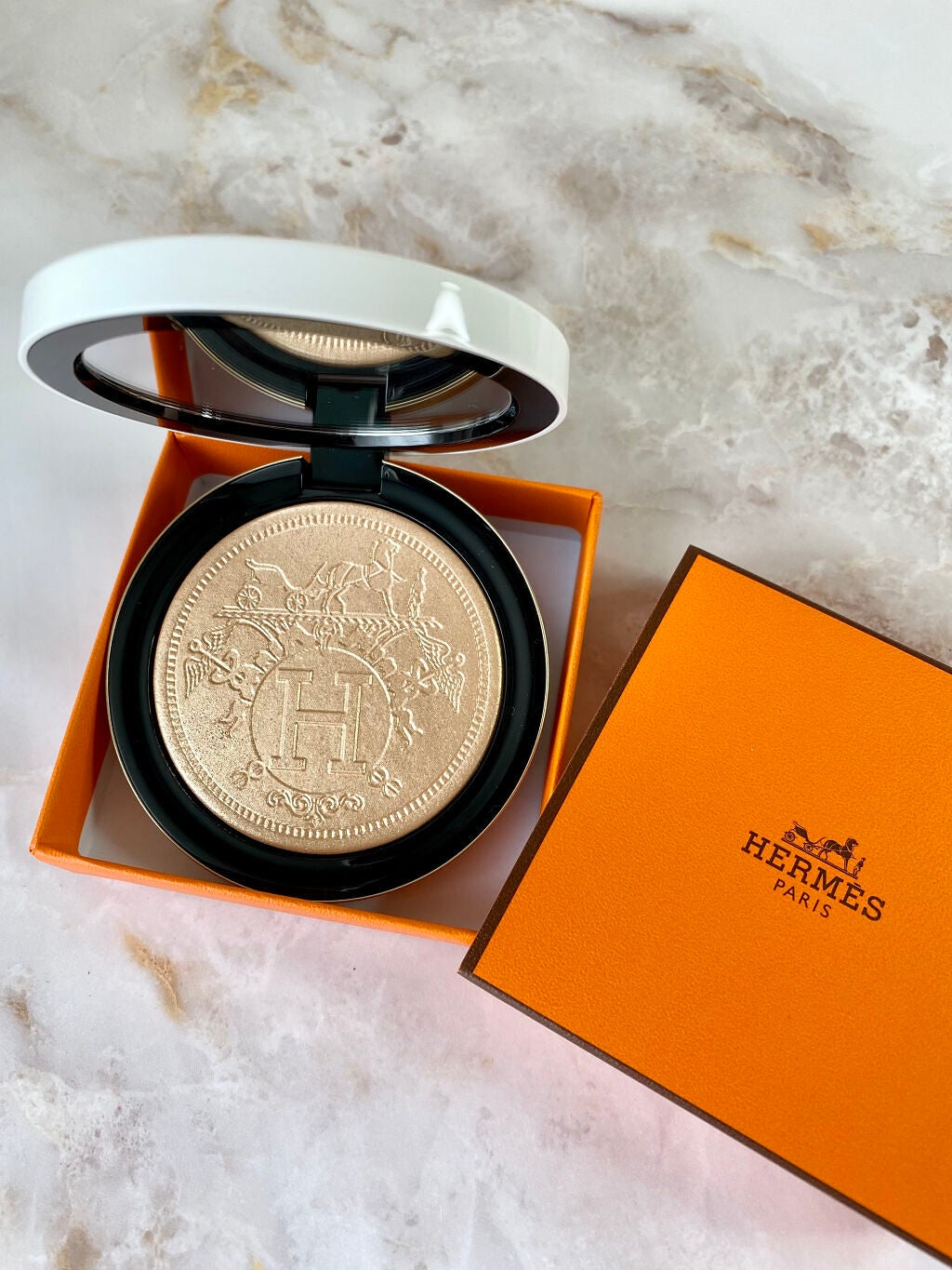 【新品】HERMES プードル オルフェーヴル イルミネイティングパウダー 01 限定プレストパウダー】プードル オルフェーヴル フェイス&アイ