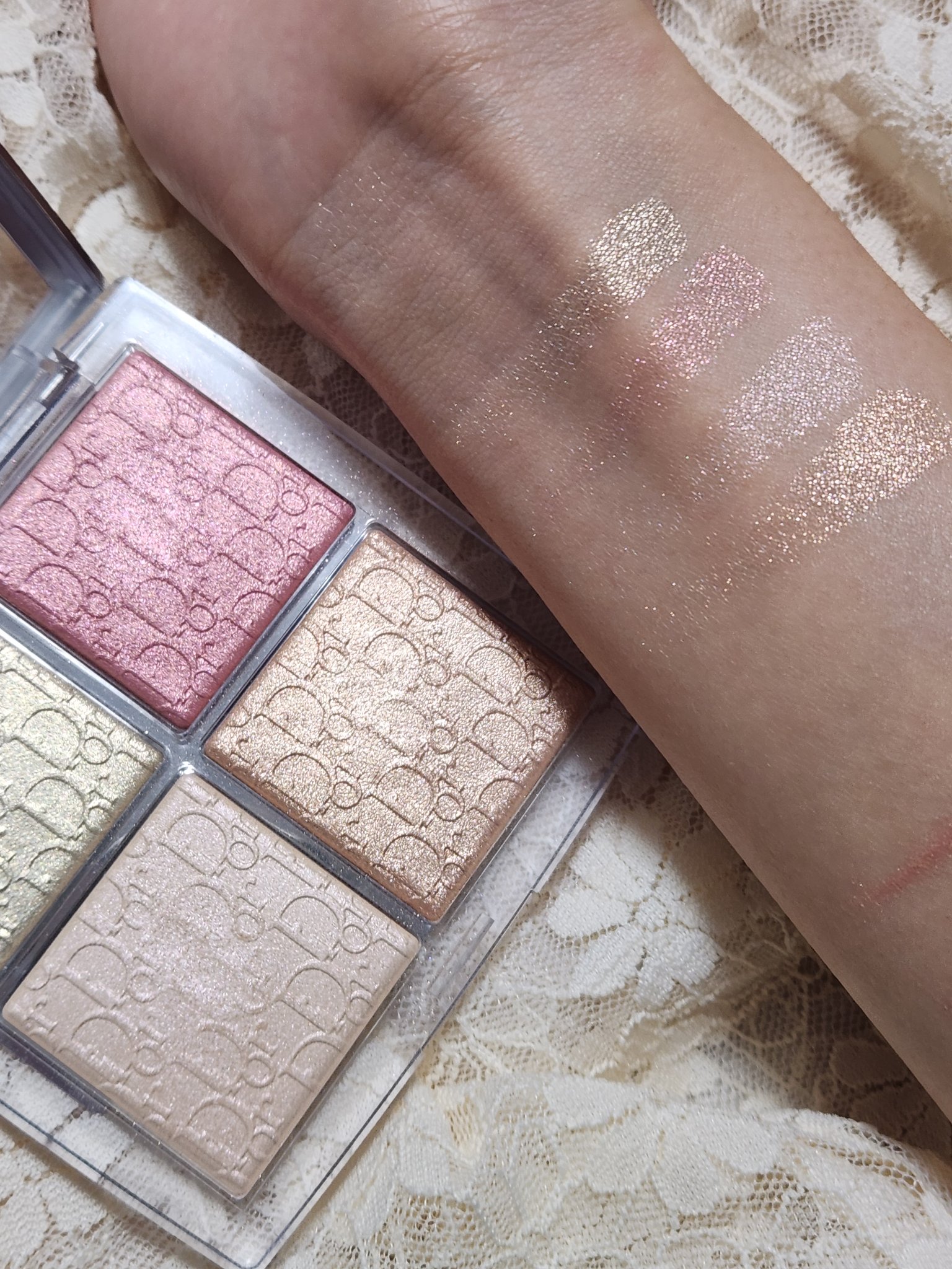 さすがに値段を感じる！Dior、ディオール バックステージ フェイス グロウ パレット、004ローズ ゴールド

皆大好き、Diorのハイライト。
確かに違いがわかる。
ラメというかシマー感が本当に豪華で密度高い感じ。
金属みたい。煌めき方