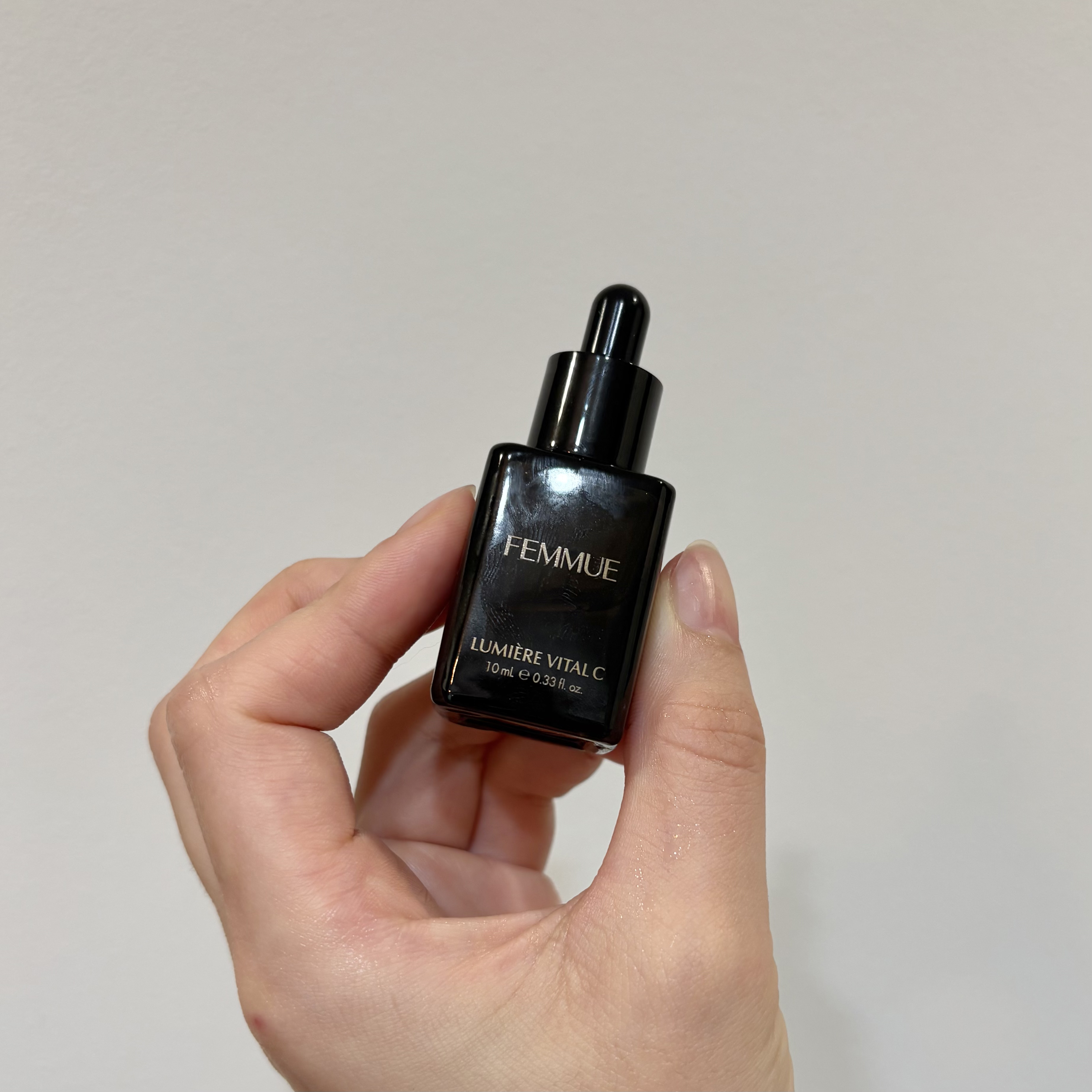 FEMMUE
ルミエール ヴァイタルC
10ml

ビタミンC誘導体と
ツヤ成分が配合されていて、
透明感やキメを整えたい人にぴったり◎

フローラルの香りで使いやすいし、
ビタミンでピリピリする感じもないから
お肌の状態問わず使いやすかっ