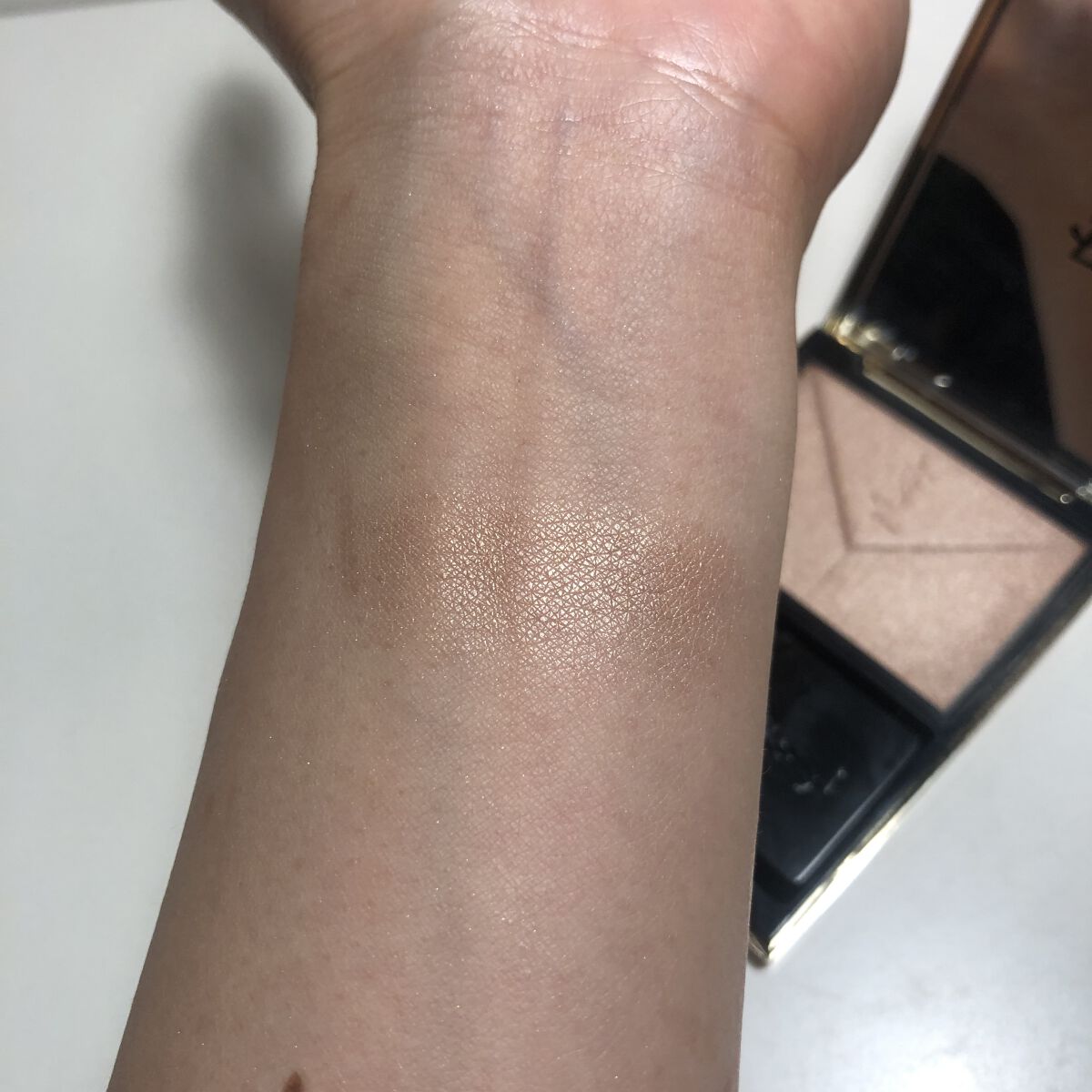 ハイライタークチュール 1 オーパール（エクストラシマ―） /YVES SAINT LAURENT BEAUTE/パウダーハイライトを使ったクチコミ（2枚目）