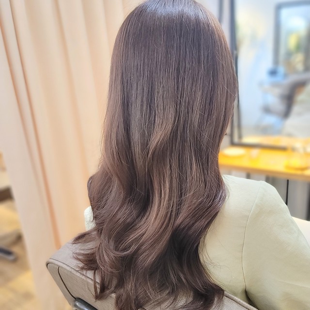 美容室の鏡の前に座る女性