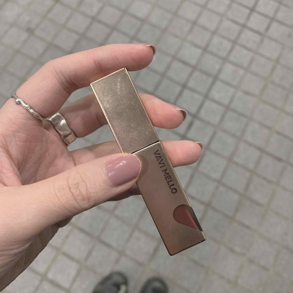 VAVIMELLO (バビメロ)の
ハートウィンドリップベルベット
V5 の深めブラウンのカラーです🍠

どのリップを塗ってもピンクみが強くなる
わたしの唇ですら、ブラウンみを
プラスしてくれて深みのある色になります。

ほんのり乾燥する