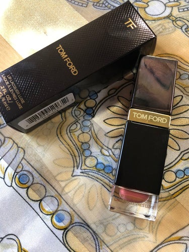 TOM FORD BEAUTYの限定リップ ラッカー リュクス　マット　03Hヌビルを購入しました✨

こちらのリップはクリーミーで、一度塗りでもしっかり発色しています✨画像とムービーも一度塗りです😍
