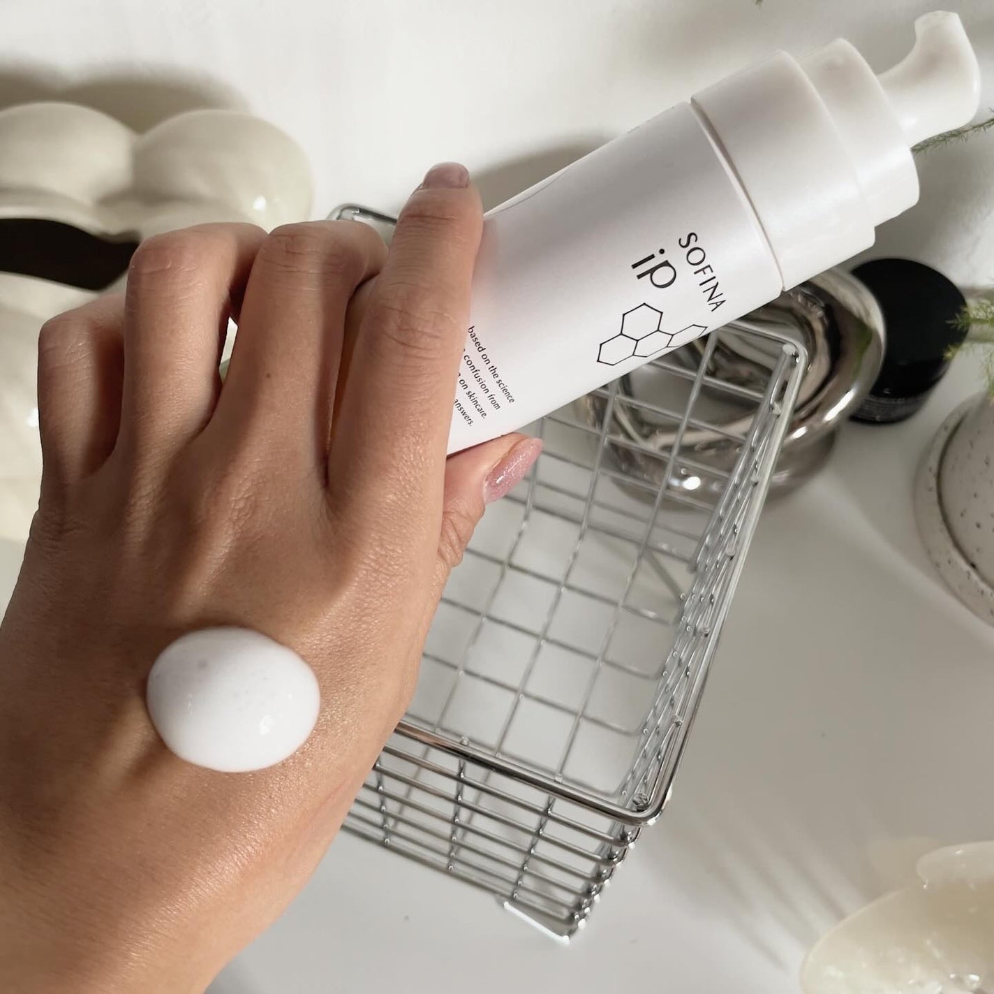 aki on LIPS 「basecarebeautyserum炭酸泡の土台美容液です👌..」(2枚目)