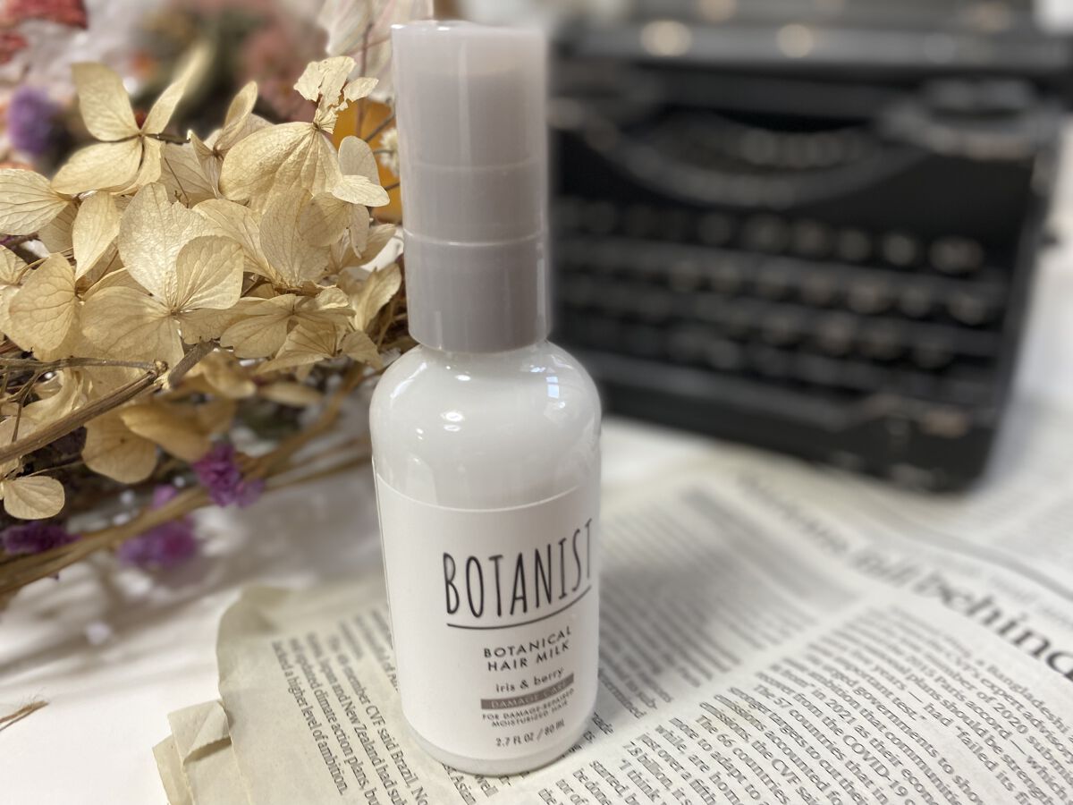 

髪の水分油分を整えてくれるアウトバストリートメント。

プッシュタイプで、穴が小さめだから必要量が取り出しやすくて便利！


サラサラしているテクスチャーで、タオルドライしたジャンプー後の髪に伸ばしやすく、何より良い香り。
癒されます。