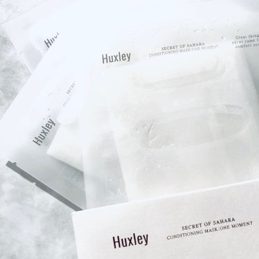 ＼サボテンシードオイルから作られたハクスリー（Huxley）のシートマスク／

@huxley_japan

厳しい環境で生きるサボテンを使ったハクスリー（Huxley）のコンディショニングマスクワンモーメント。

サボテンシードオイルには天然ヒト型セラミド成分を配合されていて、通常のセラミドに比べ持続性ある保湿効果に期待ができるそう。

そのほか、刺激を受けた肌を鎮静させ水分補給するためのサボテン花エキス・アロエベラ葉エキスというシンプルな成分で構成。

乾燥した肌に潤いを与え、キメの整ったなめらか肌に導いてくれます。

〜🌵使用感🌵〜

透明のパケからも伝わるほど美容液がヒタヒタ。
シートはヴィーガン認証を受けた100%セルロースシート。
２重構造になっているので剥がしてから使います。
プルプルで柔らかいシートが肌にピタッと密着してくれて心地いい。
15分ぐらい経ってシートを剥がすと肌がしっとり。
ベタつきがないので朝晩どちらも使いやすいです。

✔️厳しい環境を生き抜くサボテンを使ったスキンケア

✔️肌の鎮静と潤いを与える

✔️スペシャルケアに

１枚約４００円とちょっと贅沢なマスクなので、大事な日の前日や当日のメイク前にオススメです。

気になった方はチェックしてみてくださいね。

〜✍️ブログにも投稿しています✍️〜
https://ameblo.jp/mihama0710/entry-12731009234.html
※プロフィールから飛べます

#HuxleyJapan#Huxley#サボテンシードオイル#シートマスク#天然ヒト型セラミド#ハクスリー #コエタス #コンディショニングマスクワンモーメント #韓国スキンケア #韓国シートマスク #韓国スキンケア好き #pr #韓国スキンケアレビューの画像 その0