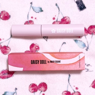 DAISY DOLL by MARY QUANT
デイジードール ウォータリー リップ ティント
PK-01　チェリーピンク


マリークワントから登場したブランド、デイジードール。
そこの可愛いティントを購入しました💕

選んだ色は青みがかったピンクで、私のパーソナルカラーにぴったりな色かなって思っています。
使ってみたとき少しだけカップについてしまったのは残念だけれど、
唇にあっているみたいでカサカサになったりはしませんでした。
それが1番嬉しかったポイントかな🥰

プチプラでも可愛いティントはたくさん出ていて迷っちゃいますよね。
ぜひこのデイジードールも、購入するときの候補に入れてください💕の画像 その0