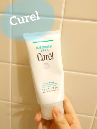 Curelのジェル洗顔です✨ドラッグストアで購入し使用中です🙌
私は特別敏感肌というわけではないのですが、冬場は乾燥が気になるのでメイク落としを購入してみました✨

写真のような透明のジェルで、乾いた手