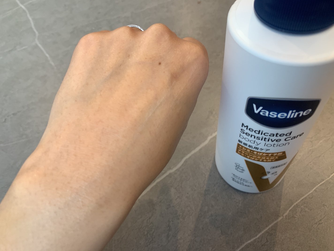 メディケイティッド センシティブケア ボディローション 美肌ケア【医薬部外品】/ヴァセリン/ボディローションを使ったクチコミ(3枚目)