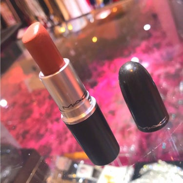 
MAC
リップスティック / ホワール
3245yen 

最近購入してハマっているMACのマットリップスティック♥
色味はブラウン系ですね。
カッコイイ感じにしたい時によく使います！
二枚目の写真は