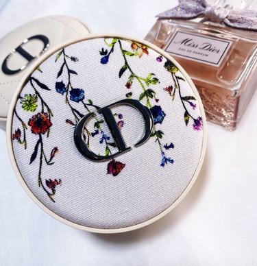 Dior ディオールスキン フォーエヴァー クッション パウダーのクチコミ「ミレフィオリ【幾千もの花々】が
デザインされたパウダーにうっとり♥️


Dior
ディオール.....」（1枚目）