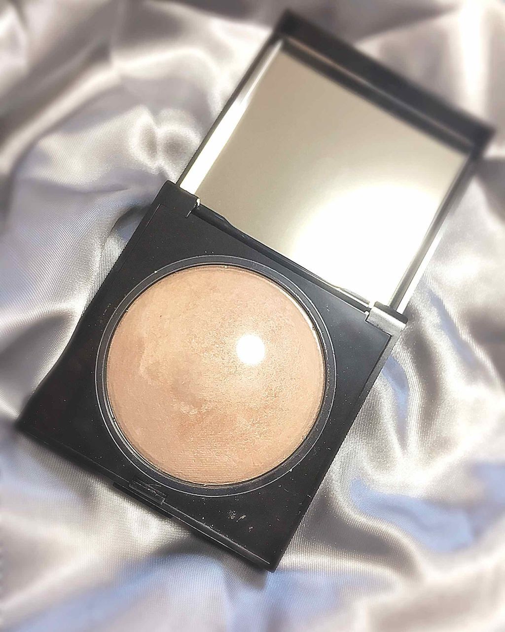 マットラディアンス ベイクドパウダー ハイライト01/ローラ メルシエ/パウダーハイライトを使ったクチコミ(1枚目)