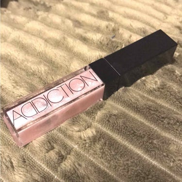 addictionのリップグロスピュア018番です💄
2枚目の画像の通りカラーはないですが塗ったら細かいラメ、パールがキラキラして綺麗です💖たくさんパールやラメが入っているのでザラつきなど気になるかな？