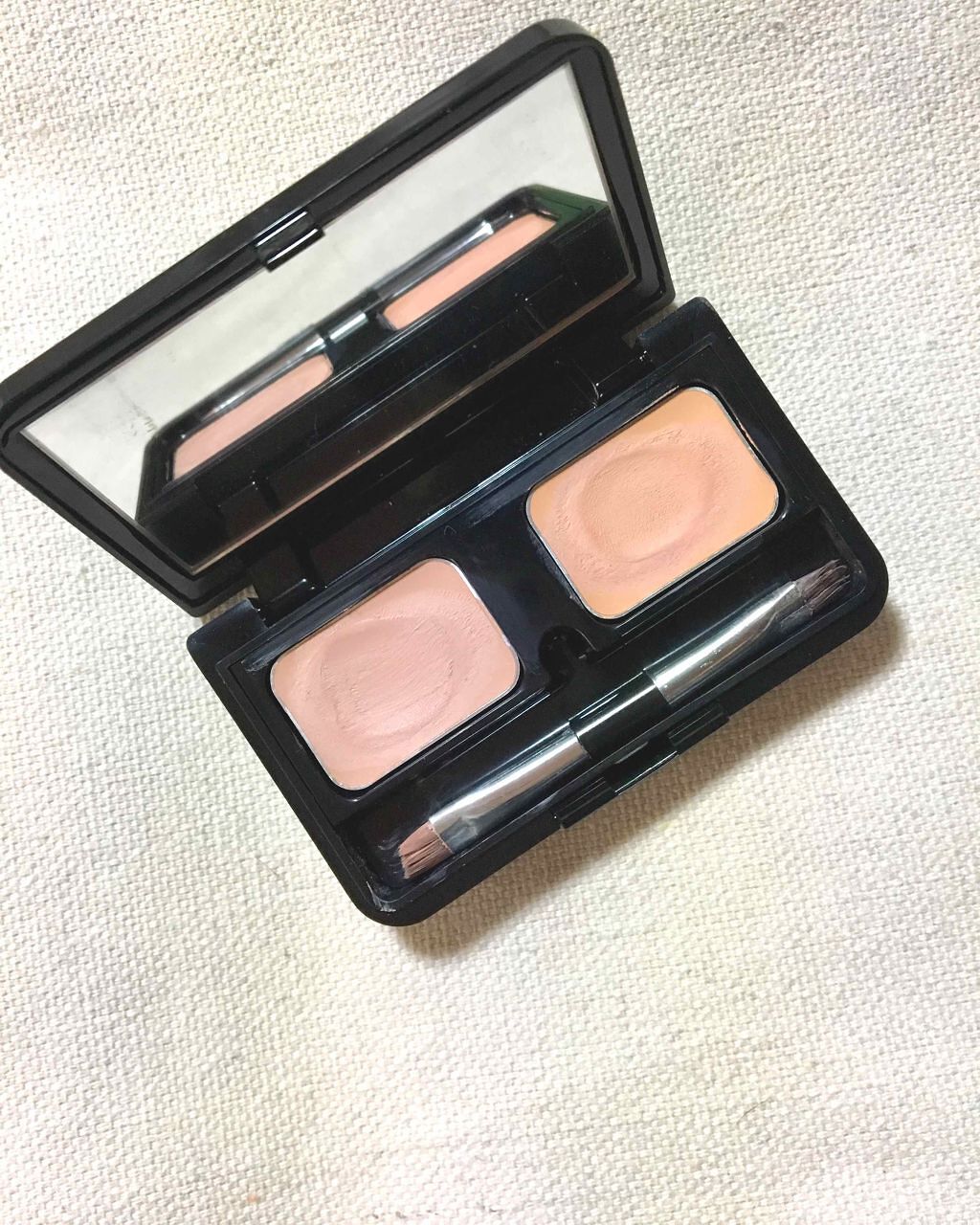 24h cosme プレミアム ケアミネラルコンシーラUVのクチコミ「※肌断食中のベースメイク
石鹸でオフ


色味は、（左）ピンクベージュ、（右）オレンジベージュ.....」（1枚目）