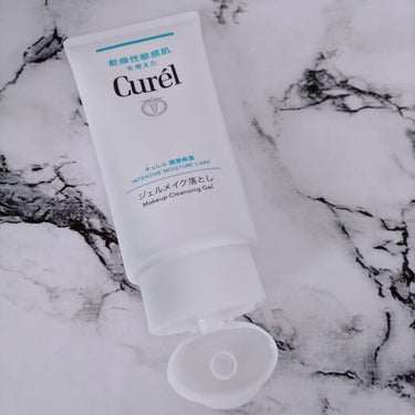 ＼セラミドを守りながらメイク落とし／

Curel ジェルメイク落とし(洗い流すタイプ)130g  医薬部外品¥1,000(税込)

最近肌荒れが気になったので久しぶりにメイク落としを新調しました！
ココカラファインで購入しましたよ♡


《特徴》

肌荒れ・カサつきをくり返しがちな乾燥性敏感肌に

消炎剤配合(有効成分):肌荒れを防ぐ

セラミドケア　:「セラミド」を守って洗い潤いを保つ

落ちにくい口紅や毛穴の奥のファンデーション､日焼け止めをすっきり落とします｡

なじみがよくやわらかなジェルタイプ

肌を強くこすらなくても落とせて肌への負担がかかりません。

ベタつきやヌルつきがなく洗い流せます。

乾燥性敏感肌を考えた低刺激設計
✔弱酸性　✔無香料　✔無着色
✔アルコールフリー(エチルアルコール無添加)
✔アレルギーテスト済み*
✔乾燥性敏感肌の方の協力によるパッチテスト済み*

*すべての方にアレルギーや皮膚刺激が起こらないというわけではありません｡


シンプルなパッケージデザイン｡

チューブタイプなので使いやすい｡

手にスウォッチしますと柔らかなジェルタイプ｡

伸びが良くて肌馴染みがいい｡洗い上がりはしっとり｡

落ちにくいコスメで検証したところウォータープルーフマスカラのみ薄っすら残る結果

濃いメイクはやや落ちにくいので少し手間がかかりますが水を加えて
乳化させてから洗い流すと落ちやすいかな｡

肌荒れ気味で最近はトーンアップ下地+コンシーラー+ルースパウダーのみなので
やさしい洗い心地で突っ張らずしっとりとした使用感｡

アイメイクは濃いめだったりするのでラメアイシャドウだと目元に残りやすく
落ちにくかったです｡

洗浄力弱いのでナチュラルメイクにはぴったりかな！

クレンジングによる摩擦や乾燥で荒れやすい方にぴったりなジェルクレンジング｡


#ガチ購入 #購入品レビュー #キュレル #ジェルメイク落とし #ジェルクレンジング #スキンケア #メイク落とし #低刺激 #コスメレビュー #cosmetics  #目指せ毛穴レス肌 #敏感肌 #混合肌 #正直レビュー #セラミドの画像 その2