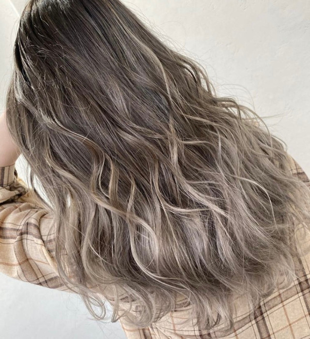 バレイヤージュのウエーブヘア