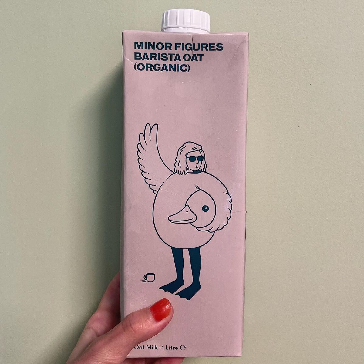 有機オーツ麦を原料にした植物性ミルク🥛

牛乳は苦手で飲めないけど、オーツミルクならそのままでも飲めるꕤ̥̊

牛乳よりあっさりしてて、
コーヒーとかに混ぜてのんでるけど美味しい☕️

ラテ、モカ、チャイとか他にも種類があるよ🥣