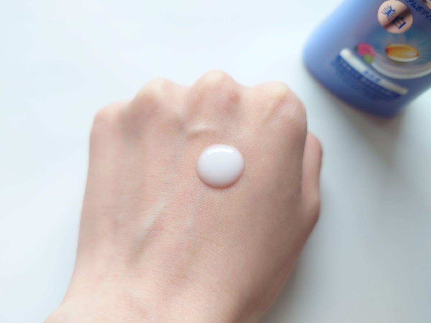 プレミアムボディミルク ホワイトニング【医薬部外品】 /ニベア/ボディミルクを使ったクチコミ(4枚目)