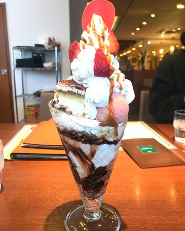 モリモリパフェ自分の好きなアイス、フルーツ、お菓子選んで1000円結構満足したょ🍓🍨🍰

✨地元のカフェより✨