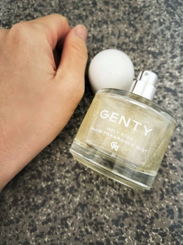 GENTY ホーリー キス グロウ フレグランス ミストのクチコミ「ポテッとしたフォルムのボトルが可愛い！
見た感じだとグリッターが目立ちますが、
肌にのせると程.....」（2枚目）