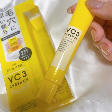  @pdc_jp

☑︎化粧水のあとに気になる毛穴部分に
最初は部分使いしてみました 🫧
伸びもよく、ベタつかず
香りもさわやかなシトラスの心地よい香りで癒やされて使用することが出来ました(๑･̑◡･̑๑)
顔全体にも🆗❣️
それぞれの角度からアプローチすることで、毛穴が目立ちにくい肌に整えてくれるそうです❣️

💛商品情報💛
毛穴フォーカスVC VC 3エッセンス
＜美容液＞ 20g ¥1,320（税込）

特徴が異なる3種類のビタミンC誘導体*を配合した、濃密スポットジェル美容液。**3-O－エチルアスコルビン酸，アスコルビルグルコシド、パ
ルミチン酸アスコルビルリン酸3Na（保湿成分）の画像 その1
