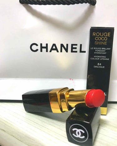 CHANEL シャネル
ルージュココ シャイン
84 ディアローグ 

赤リップ💄真っ赤というよりは少し
大人っぽい深い赤で
黒の服とかにぴったりで可愛いです！

CHANELってだけで気分は高くなるし