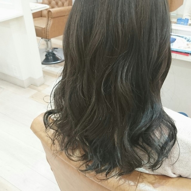 暗めのブルーアッシュカラーの女性