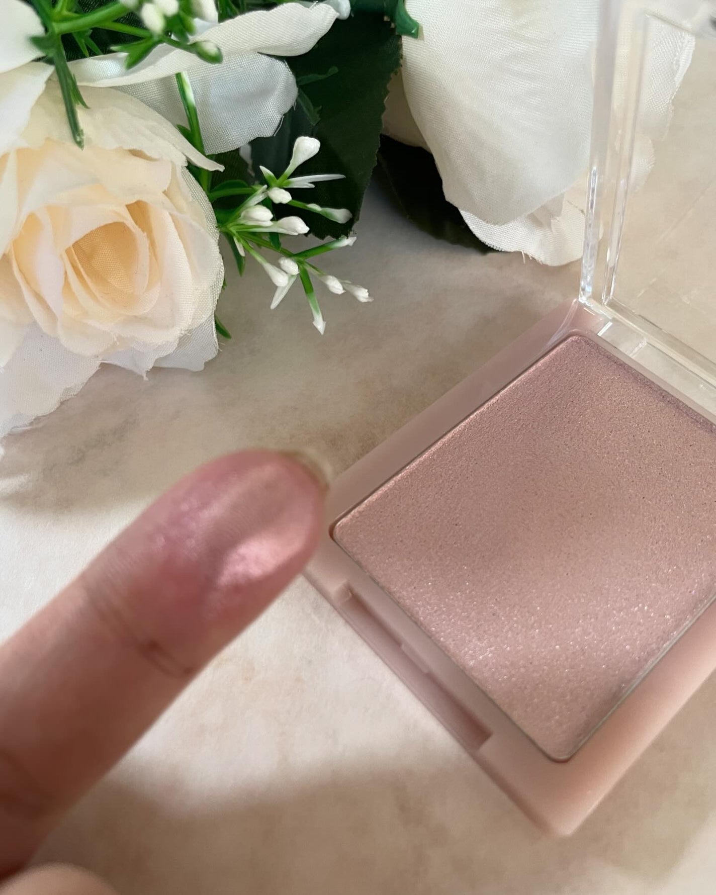 ぱすかる on LIPS 「軽くシルキーな質感·͜·ᰔᩚ艶感を与えてくれるハイライター(*..」(2枚目)