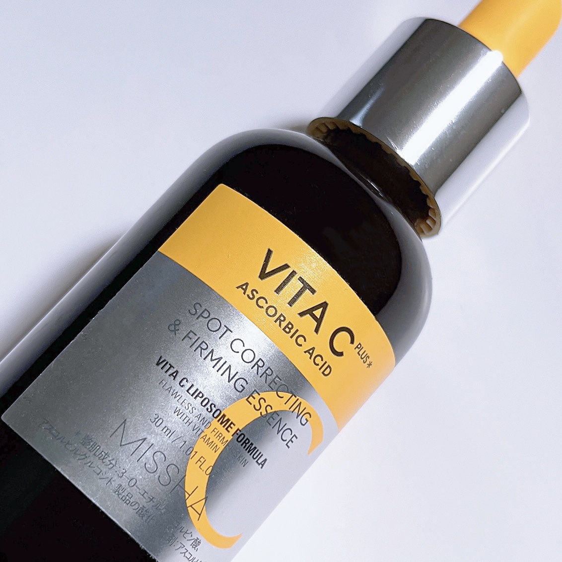 MISSHA
┈┈┈┈┈┈┈┈┈┈┈┈┈┈┈┈
VITA C PLUS

とろみのあるテクスチャーで馴染みの良いセラム
ビタミンカラーで柑橘系の香りが好き！

即効性はないけど何となく使ってない日と比べてお肌の調子が良くなった気がする。

