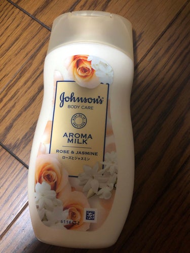 大好きなジョンソンのBODYCREAMリピ買いしました👏👏👏👏👏💕
寒い時期はこのCREAMカラーのパッケージのローズジャスミンの香りが大好きで愛用💕
夏は水色のパッケージやつを購入してます！ドラッグス