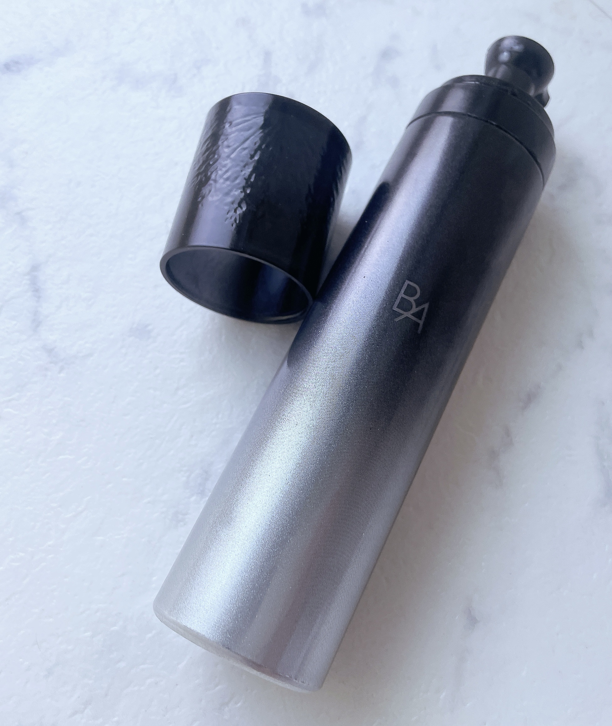 B.A ミルク フォーム

振って使います。泡がトロッと柔らかくひんやり清涼感があって気持ちいい。
軽い付け心地でべたべたしないのにしっとり。泡を潰さず広げるのはちょっと難しかったのですがなんとなくこちら使うとピンとしたハリ感も感じられます