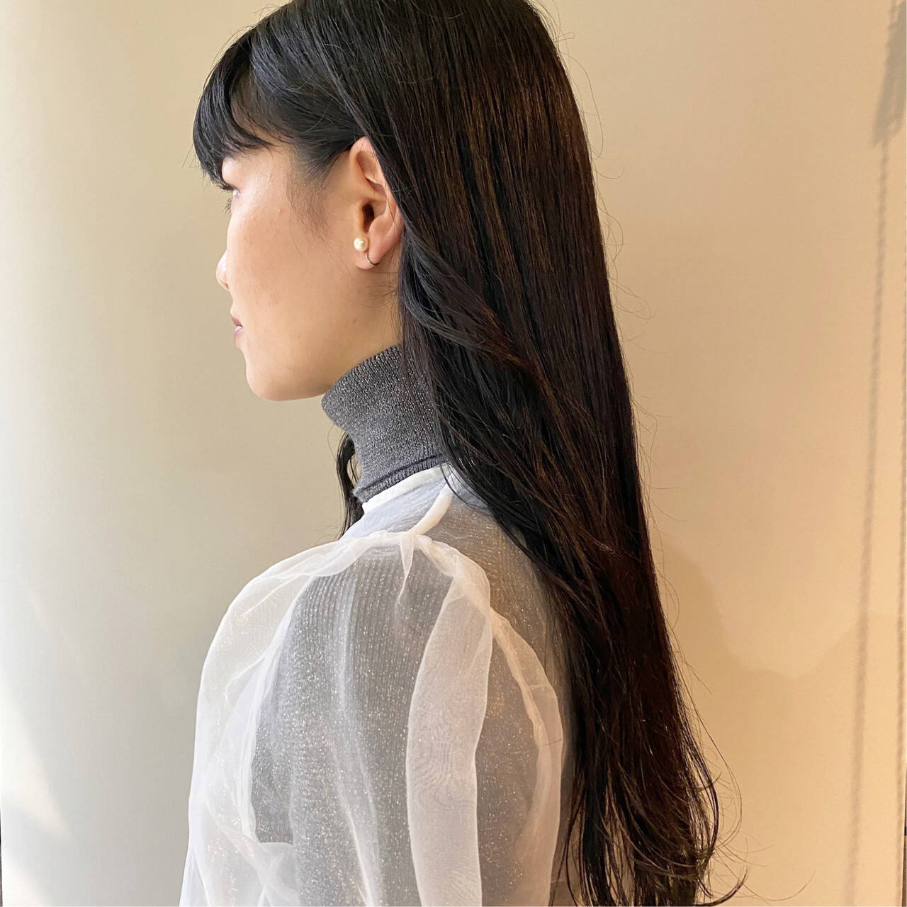 「黒系ヘアカラーは透明感が魅力♡おすすめ市販カラー剤や黒染めしないで黒くする方法を紹介」の画像（#561681）