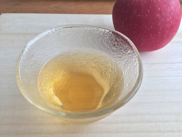 ガラスの器に入ったリンゴ酢とリンゴ