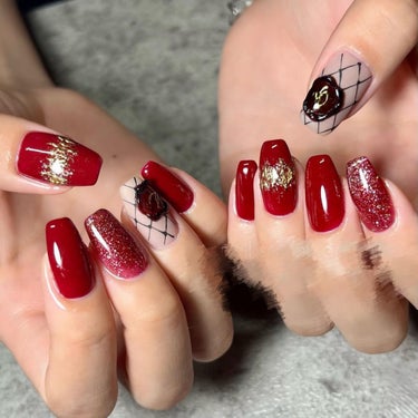 【#サロンネイル記録 】

10月のサロンネイル記録です💅


ボルドーをベースにボルドーのラメ
ゴールドのミラーを入れてもらいました❤️

ベージュの２本は最近流行っている
シーリングスタンプネイルで