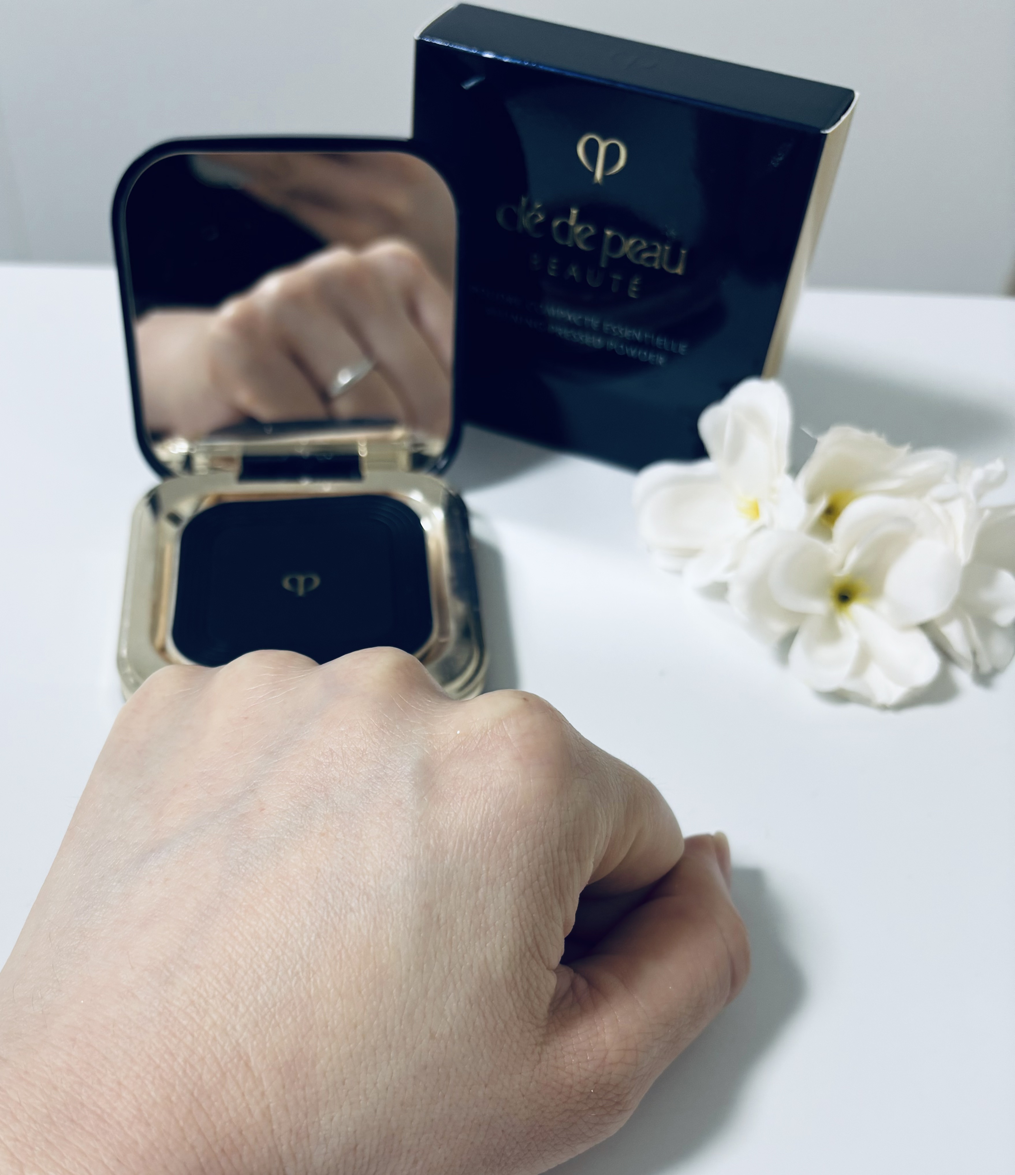 プードルコンパクトエサンシエルｎ/クレ・ド・ポー ボーテ/プレストパウダーを使ったクチコミ（3枚目）