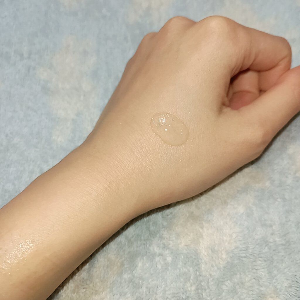 YVES SAINT LAURENT BEAUTE ラディアント タッチ ブラープライマーのクチコミ「Yves Saint Laurent

ラディアント タッチ ブラープライマー 
シルバー

.....」（2枚目）