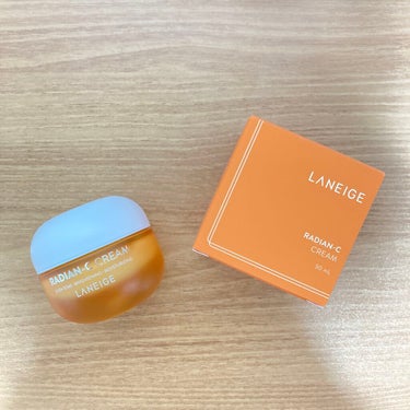 LANEIGE ラディアンーCクリーム

●柑橘系の香り。見た目は重めだが肌につけると早めに浸透。

●肌に柔らかい膜が張ったような感じになり、水分を逃がさない。すべすべになる。

●伸びはいいが、量が