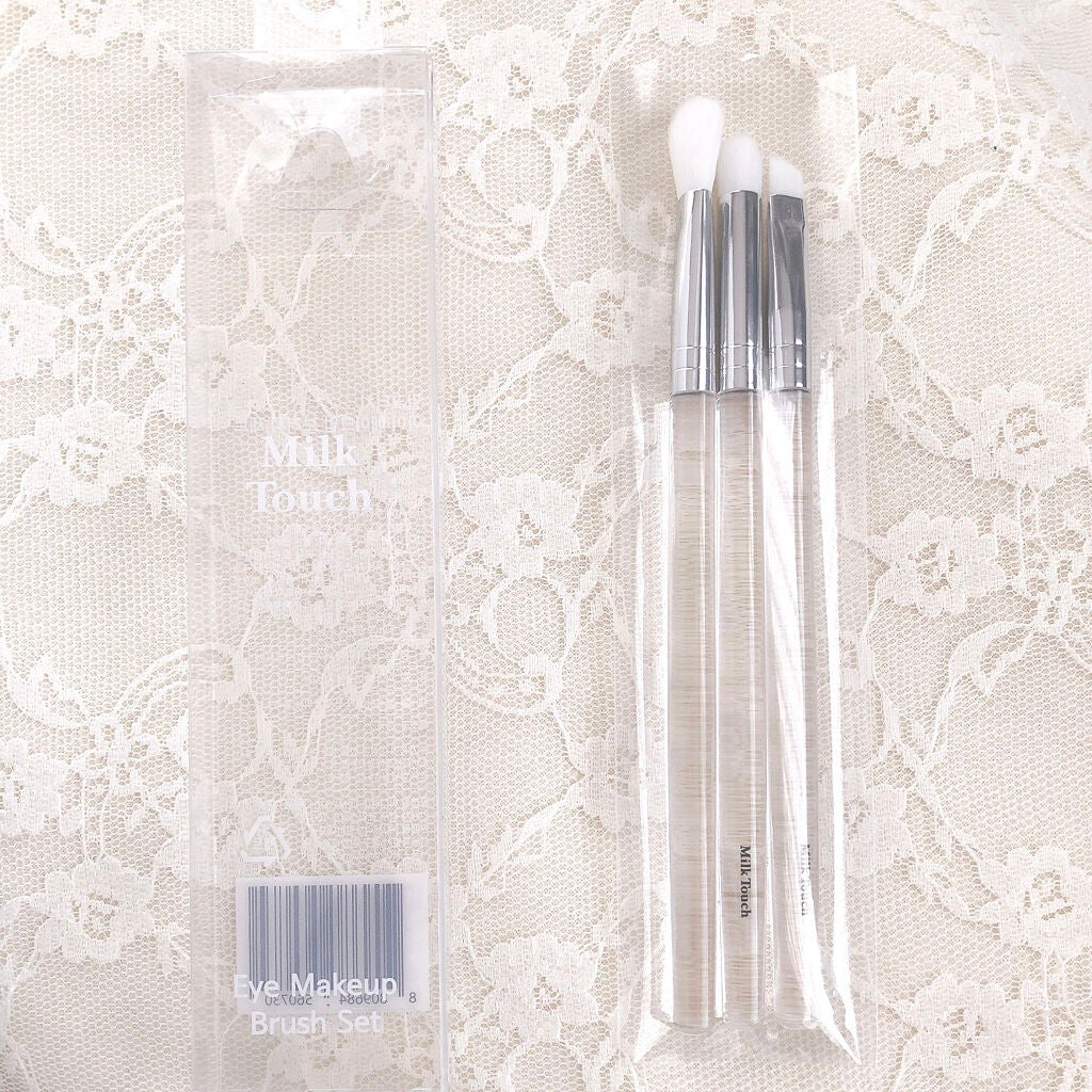 lui on LIPS 「ミルクな見た目がかわいすぎる🥛ふわっとタッチのアイシャドウブラ..」(4枚目)