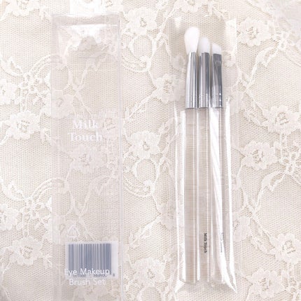 lui on LIPS 「ミルクな見た目がかわいすぎる🥛ふわっとタッチのアイシャドウブラ..」(4枚目)