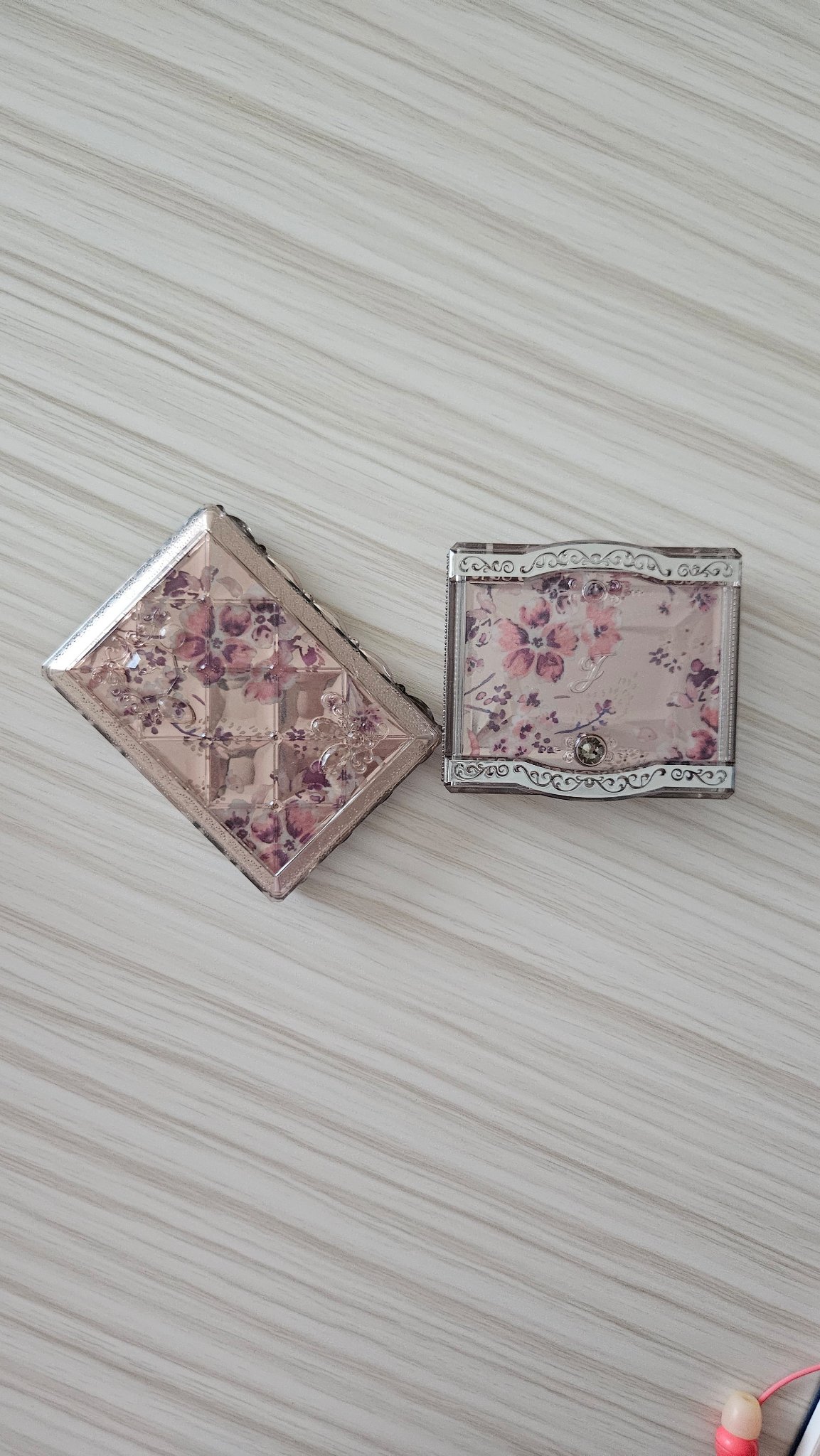 私の初コスメ！

アイシャドウ、アイライナー、リップ、パウダー(ハイライト)が入っていて、ポーチ👝付き💕

ピンクでなんかいい匂いしてめちゃくちゃ可愛い♥

アイシャドウまじで無くならん！

買って良かったコスメです🩷

#JILL 