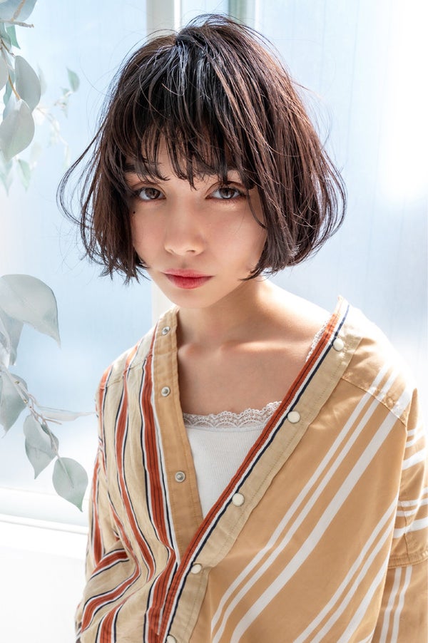 パーマ風前髪の女性