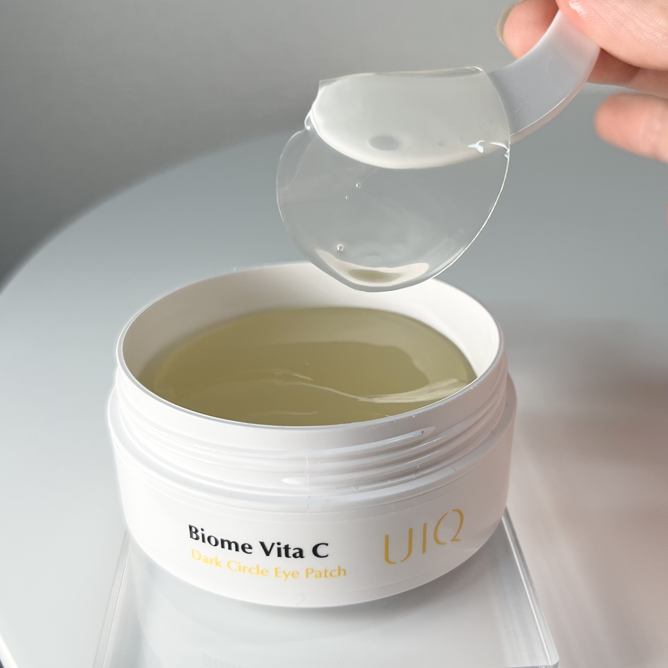 UIQ
バイオームビタC黒クマアイパッチ

ナイアシンアミド2%、3-O-エチルアスコルビン酸0.1%処方で、目元のケアができるアイパッチ👀✨

元々アイパッチが大好きで、
ぷるぷるとしたテクスチャーが心地よくて、
夏場は冷蔵庫に入れてお
