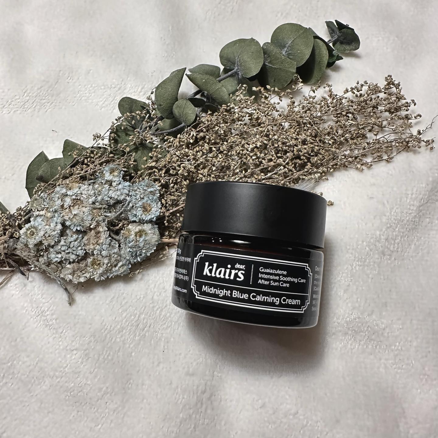 ブルークリームで紫外線肌を鎮静🐳

┈┈┈┈┈┈┈┈┈┈┈┈┈┈┈┈┈

❤︎ klairs

ミッドナイトブルーカーミングクリーム

┈┈┈┈┈┈┈┈┈┈┈┈┈┈┈┈┈

こんな青いクリームみたことある？笑
最初あけたときに『なにこの色