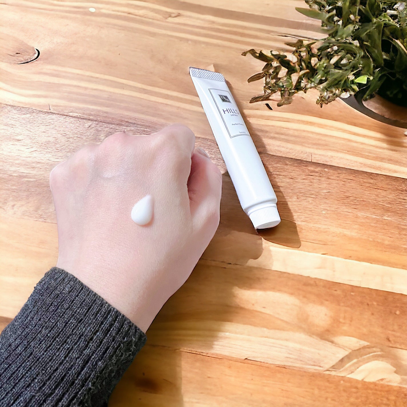 あやこ @フォロバ100 on LIPS 「HILLSハンドネイルクリーム手は年齢が現れやすいから、顔..」(2枚目)