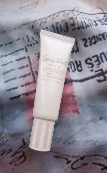 CandyDollブライトピュアベースCCフィルターホワイト

商品説明

SPF50+・PA+++
リニューアル発売
肌への負担を抑えて3種のケア成分＆より透明感を叶えるこだわりの美容成分を追加配合。たっぷりの美容成分で肌を優しく保湿します。そして、肌のくすみ、赤み・ニキビ跡など様々な肌の悩みをしっかりカバー。ただ肌を白くするのではなく、透けるほどの透明感をプラスしながら肌を明るくトーンアップします。SPF50+ PA+++なので、肌に透明感をプラスしながらしっかり紫外線を防いで、1本で日焼け止め代わりにも。


【お肌が盛れるホワイトカラー】
☑️お肌のアラ（毛穴・シミ等）が気になる
☑️お肌全体を綺麗に見せたい
☑️ツヤ感を確り出してトーンアップしたい


SPFが高く日焼け対策として使えるのが最高✨

結構がっつりトーンアップするのでファンデの色味で調節するか、首元まで塗らないと白浮きが気になる。

伸びが良くムラにならない。ツヤ感が綺麗でくすみを飛ばしてくれる。
汗や皮脂にも強く非常に優秀、これ一つで肌を綺麗に見せてくれるので凄く時短になります💕



 #とっておきのツヤを教えて 
の画像 その2