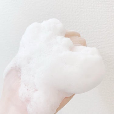 ホワイトコンク 薬用ホワイトコンク ボディシャンプーC II使ってみました🙋‍♀️💗

こちらは、乾燥した素肌をいたわりながら洗い上げる薬用のボディシャンプー😌💓
メラニンを含んだ古い角質をきれいに落とし、透明感のあるすべすべ素肌に洗い上げてくれるボディソープです😍❣️

爽やかなグレープフルーツの香りと泡立ちの良さが、満足度高く私的に好印象〜🤝💗💗

ヌルつきなどもなく、さっぱりと洗いあげてくれます🥺💡

気になる黒ずみや、下着などの摩擦が気になる部分は、丁寧に洗うと◎✨

個人的にグレープフルーツの爽やかな香りがかなり好きなタイプでお気に入り🥰💗

毎日のお風呂タイムで、綺麗な白い肌を目指せるのは嬉しいですね😍
ぜひチェックしてみてください✨🌟

の画像 その2