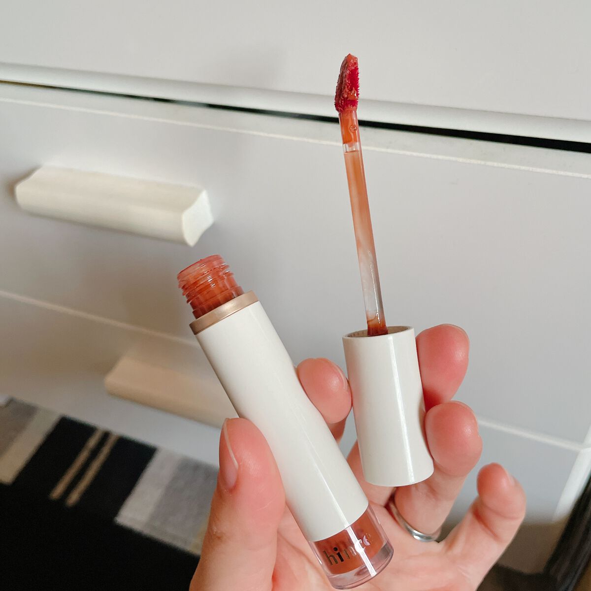 ムードインハンサーウォーターリキッドグロウ W007 ギフティッド/hince/口紅を使ったクチコミ（3枚目）