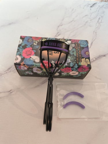 ANNA SUI
アイラッシュ カーラー N

デザインが可愛くて購入しました❣️
ドレッサーに入っていたら上がりそう
と思って😄🍎🍏

マットなブラックに
パープルのロゴ入りです💓🌸