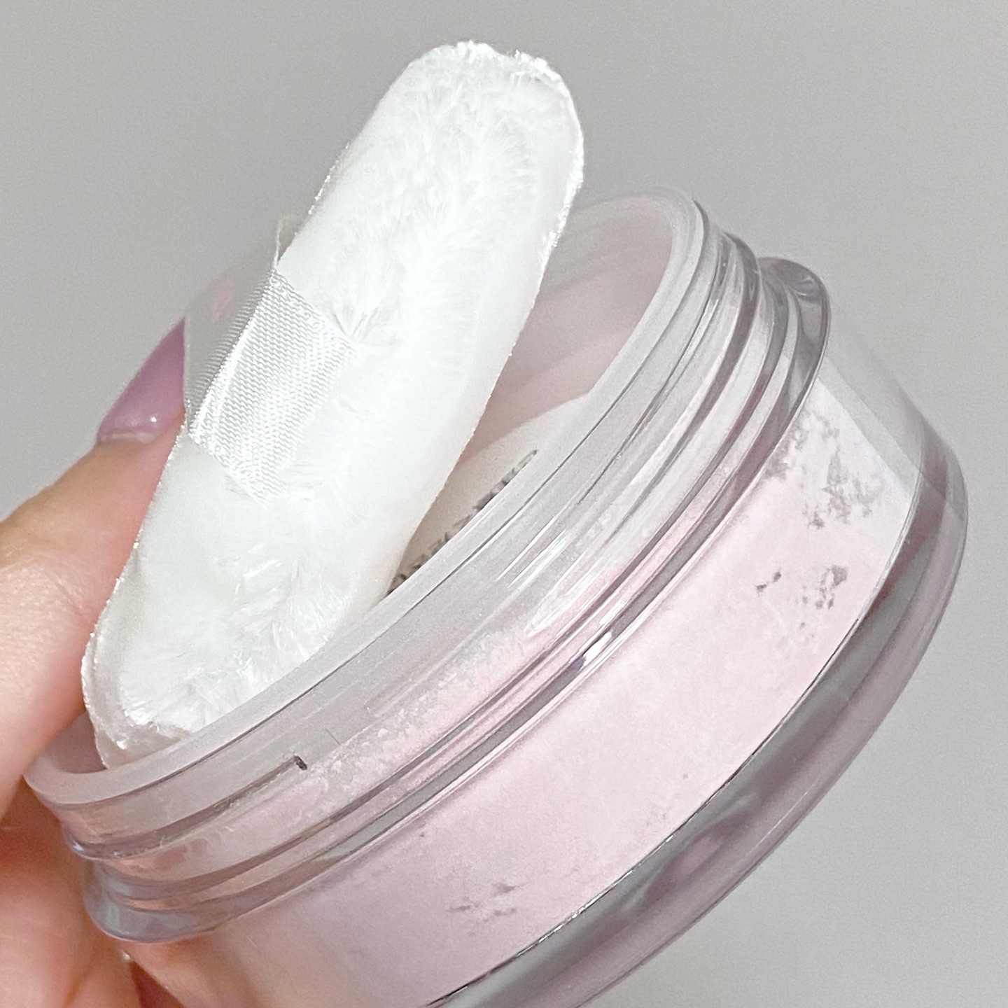 チャコット・コスメティクス フィニッシングパウダー モイストCのクチコミ「チャコットさまからいただきました

これ、ピンクのお粉で血色感でるし
パール配合で自然な艶が宿.....」（3枚目）