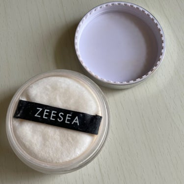 ZEESEA 「ゼロ」粉感皮脂コントロールルースパウダー

────────────
ZEESEA
ゼロ粉感皮脂コントロールルースパウダー
01皮脂コントロール
￥2,280
────────────


まじでさらっっさらになる❣️

冬は乾燥肌の人は乾燥しやすいかもで、夏におすすめ😌

水を弾くくらいしっかりマットになる☺️

前髪ベタつく人にもおすすめ♡

しいてデメリットいうとするとちっちゃめだから持ち運びには良いかもだけど付属のパフが小さすぎて1回じゃあまり塗れないからプチストレス⚡️( ･᷄ὢ･᷅ )⚡️

なにか違うものに入れ替えれば使いやすいかも🥰

#ZEESEA
#中華コスメ
#ZEESEA 「ゼロ」粉感皮脂コントロールルースパウダー
#皮脂コントロール
#フェイスパウダー
 #あか抜けメイク講座 の画像 その1